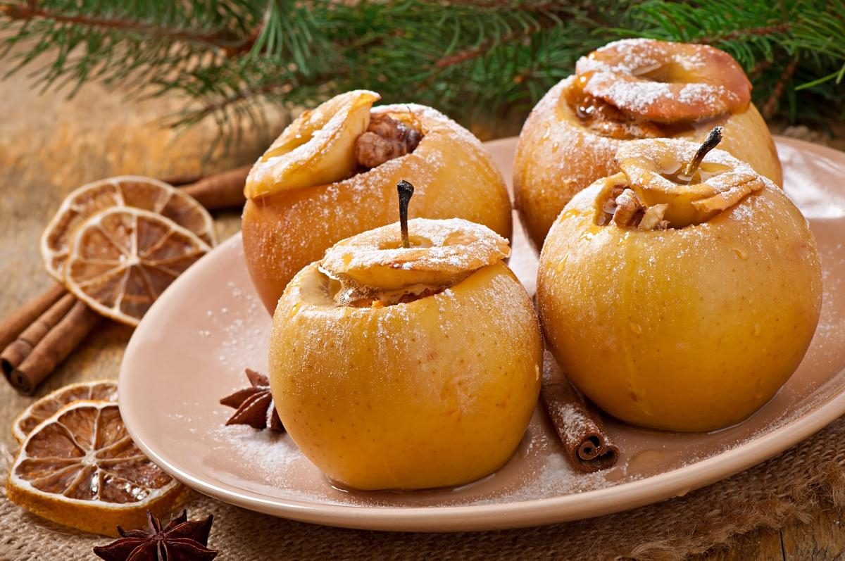 Печеные яблоки в духовке с медом, творогом и орехами — рецепт с фото пошагово, польза