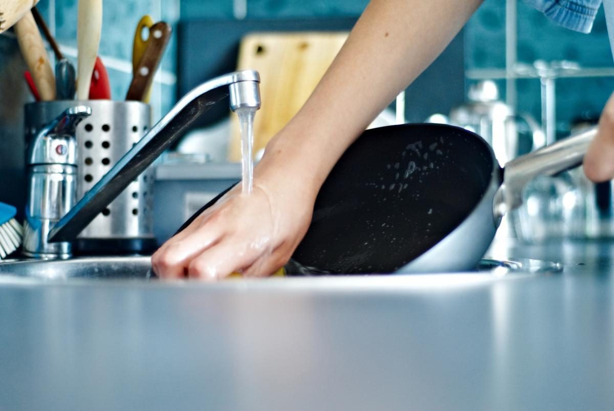 Кто должен мыть посуду: советы психолога
