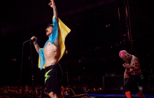 Red Hot Chili Peppers вийшли на сцену в Маямі з українським прапором