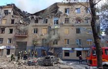 Росіяни розбомбили багатоповерхівку у центрі Харкова (фото)