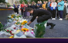 После смерти королевы Елизаветы британцы несут к резиденциям монарха цветы