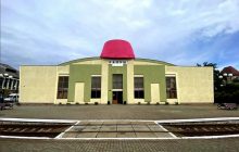 В Калуше вокзал "нарядили" в панаму и поздравили юбилейного пассажира "Стефания экспресса"