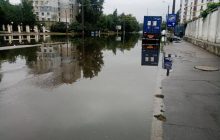 В Одесі через нічну зливу затопило вулиці і повалило дерева (фото, відео)