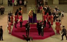 Во время церемонии прощания с королевой Елизаветой II охранник упал в обморок (видео)