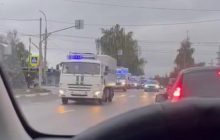 Росія стягує колони автозаків із зеками, завербованими для війни проти України (відео)