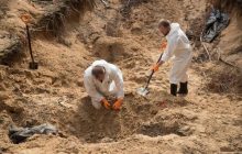 Стало известно, кому принадлежит рука с сине-желтым браслетом из могилы в Изюме