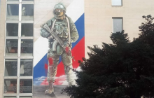 В Крыму облили красной краской мурал с российским военным (фото)