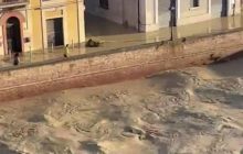 Італію накрила потужна повінь: люди рятуються на дахах та деревах (відео)