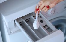 Без плесени и налета: в чем замочить лоток от стиральной машины