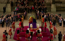 Штовхнув дитину і побіг до труни: чоловіка затримали в черзі на прощання з Єлизаветою II