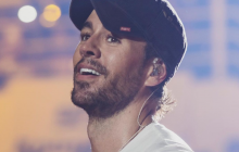 Энрике Иглесиас страстно поцеловался с фанаткой прямо на концерте (видео)