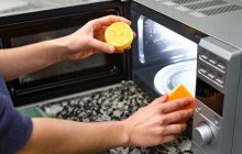 Отмыть микроволновку за 5 минут: легкий способ, при котором не нужно ничего тереть