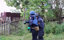 В освобожденных Изюме и Балаклее находят много запрещенных мин-"лепестков" - МВД (видео)