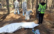 Тіло військового з синьо-жовтим браслетом на руці віддали рідним для поховання