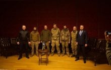 Родичі "азовців" зі сльозами на очах розповіли про звільнення полонених (відео)