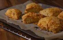 Знайдеться в шафці будь-якої господині: що робити, якщо скінчився папір для випічки