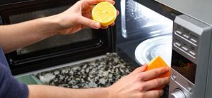 Жир у мікрохвильовці розчинився за 5 хвилин без хімії: допоміг звичайний лимон