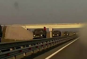 В Крыму на трассе Таврида заметили большую колонну российской военной техники (видео)