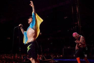 Red Hot Chili Peppers вийшли на сцену в Маямі з українським прапором