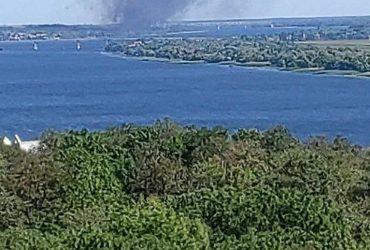 Поблизу Антонівського моста прогриміли вибухи: пошкоджено катери і техніку (фото, відео)