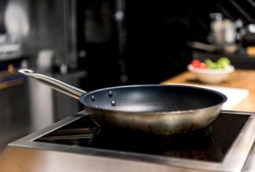 Выбросить немедленно: какая посуда опасна для здоровья
