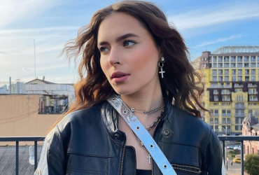 19-річна дочка Олени Кравець влаштувала сміливу фотосесію в короткому топі на вулицях Києва