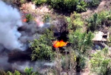 Українські десантники філігранно знищили два російських танки та купку окупантів (відео)