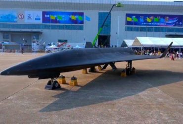 У Китаї створили безпілотник, який успішно полює на винищувачі