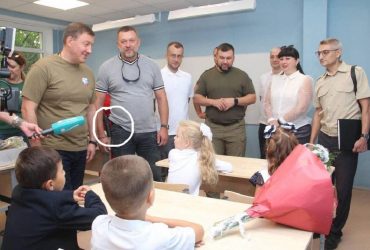 Дітей обшукують, батьків не пропускають: у Маріуполі росіяни перетворили школи на ГУЛАГи