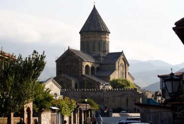 Грузинська опозиція обурена проведенням літургії у головному соборі країни російською мовою