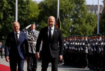 Шмигаль обговорив зі Шольцем питання додаткових поставок озброєння для України