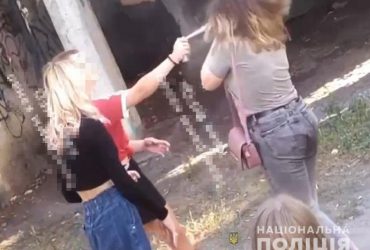 В Киеве девушки жестоко избили одноклассницу посреди улицы (видео)