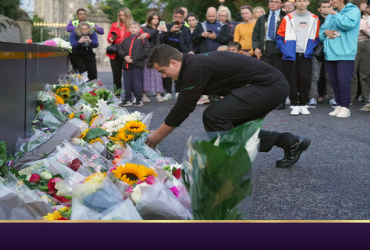 Після смерті королеви Єлизавети британці несуть до резиденцій монарха квіти