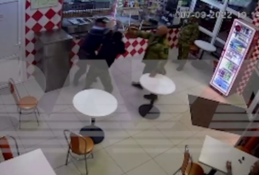 У Росії військовий побив стільцем чоловіка, який не оцінив його подвиги в Україні (відео)