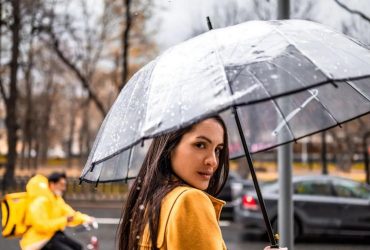 Як обрати парасольку на осінь і які є стильні варіанти 2022