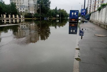 В Одесі через нічну зливу затопило вулиці і повалило дерева (фото, відео)