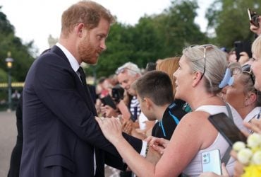 Принцу Гаррі дозволили надіти на бдіння біля труни Єлизавети II військову форму - Mirror