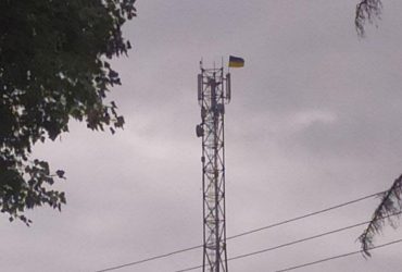 Сватовщина ждет: над еще одним селом Луганщины вывесили украинский флаг (фото)