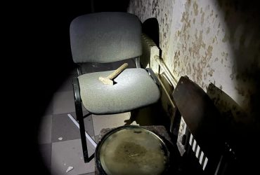 У Балаклії окупанти влаштували у підвалі катівню та камери утримання (фото)
