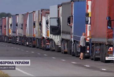 30 кілометрова черга на кордоні: тисячі вантажівок застрягли на пунктах пропуску