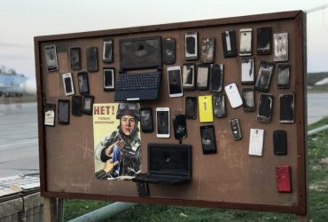 На авиабазе в Крыму к стенду прибили гаджеты солдат – они якобы помогают ВСУ бить по целям