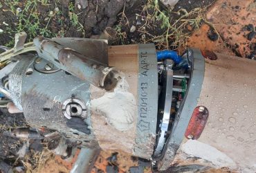 Россияне разрушили многоэтажку в Бахмуте: под завалами ищут людей (фото)