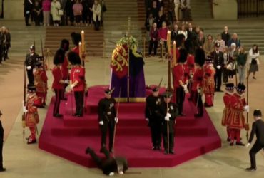 Во время церемонии прощания с королевой Елизаветой II охранник упал в обморок (видео)