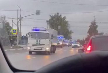 Росія стягує колони автозаків із зеками, завербованими для війни проти України (відео)