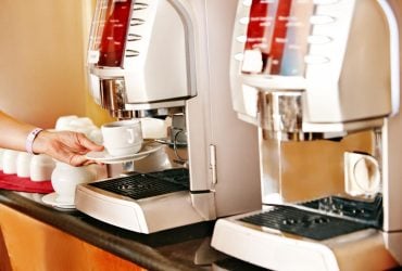 Никогда не пользуйтесь: туристы поделились шокирующими историями о кофеварках в отелях