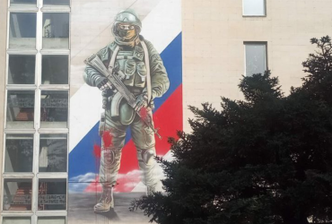 У Криму облили червоною фарбою мурал з російським військовим (фото)