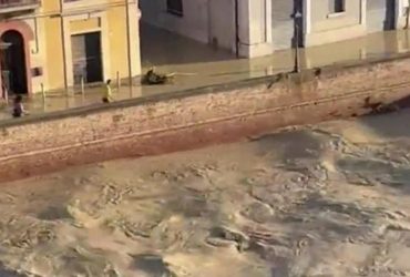 Италию накрыло мощное наводнение: люди спасаются на крышах и деревьях (видео)
