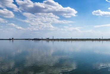 Оккупанты готовят пути отступления: возле Каховской ГЭС затопили вагоны для постройки переправы