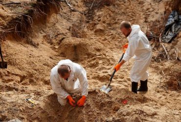 В Ізюмі експерти сьогодні ексгумували 59 тіл, серед них 17 військових