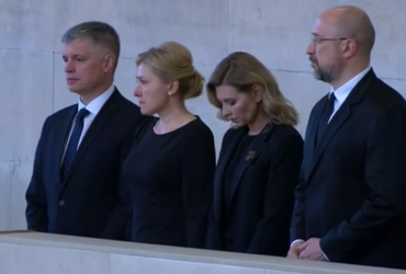 Перша леді України та прем'єр міністр перебувають у Лондоні: вшанували Єлизавету II (відео)